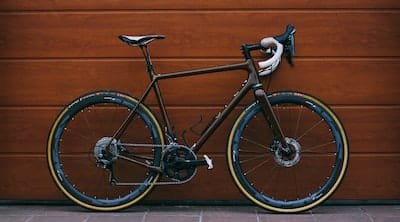 Quels sont les accessoires de vélo indispensables pour une réparation d'urgence ?