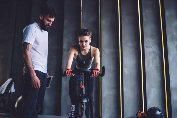 Guide complet sur le rôle et les avantages d'un coach cyclisme