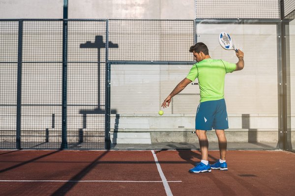 Le padel : une fusion stratégique de tennis et de squash avec un court encadré